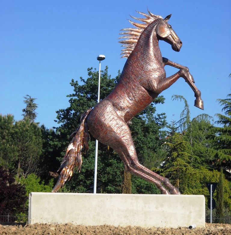 L'opera Ã¨ un omaggio al simbolo di Arezzo, il cavallo inalberato